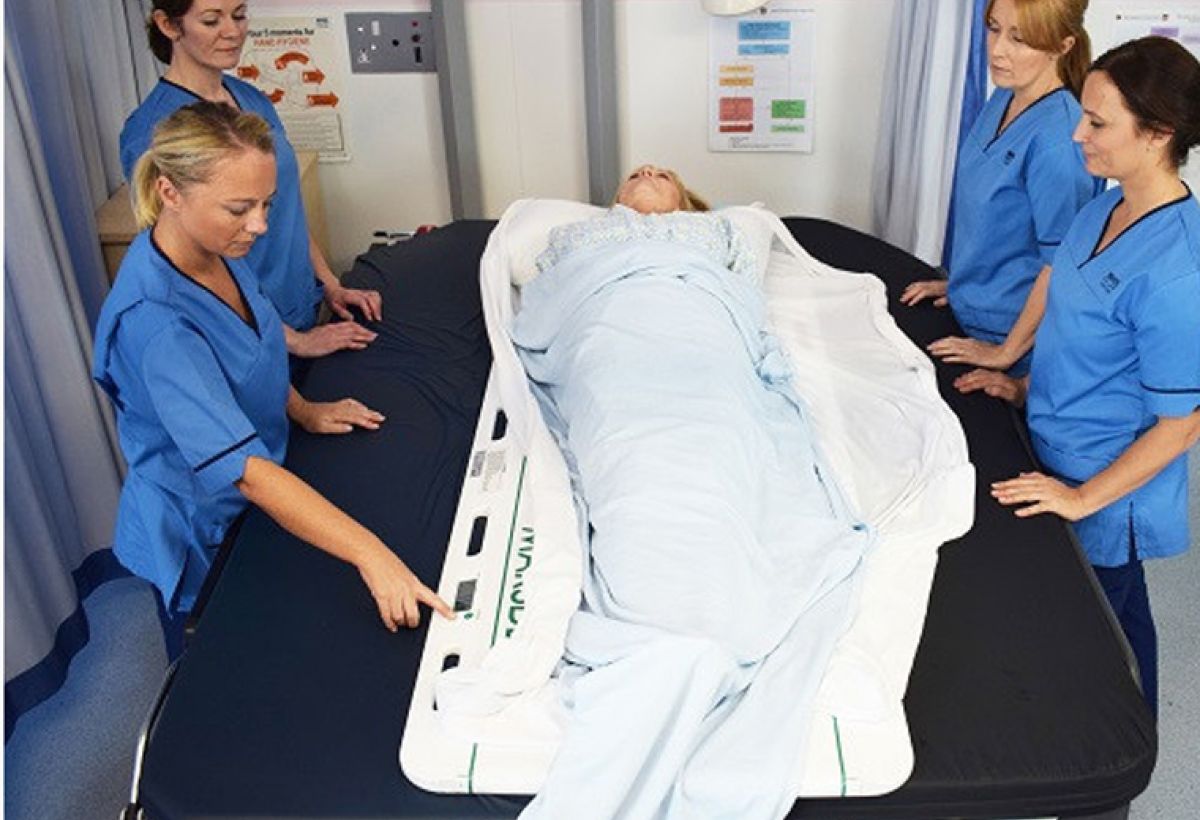 Tehtanje pacientov med prenosom na bolniško posteljo